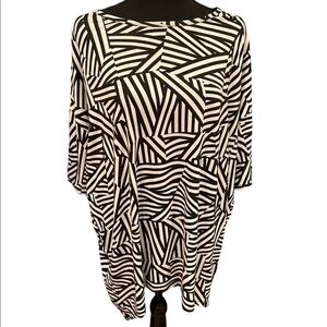 𝅺LULAROE Irma Short Sleeve Top